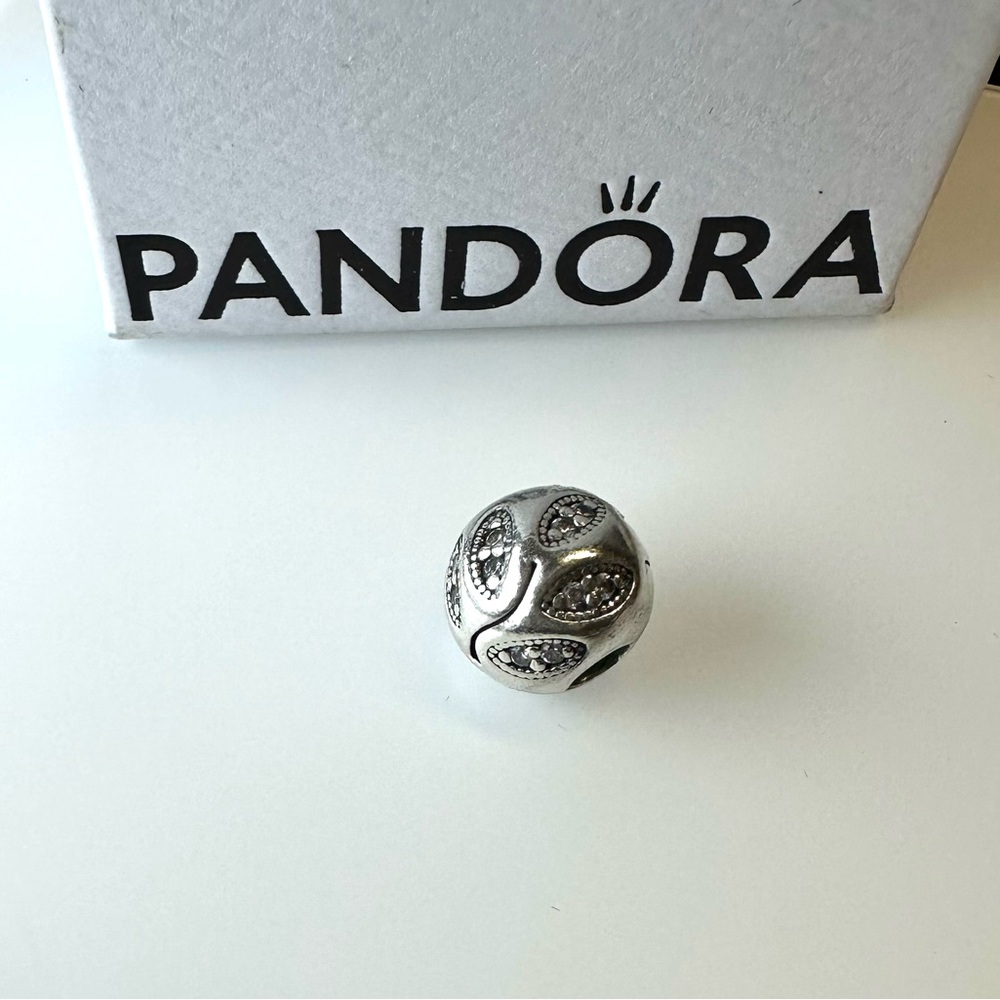 Pandora charm clip paved leaves